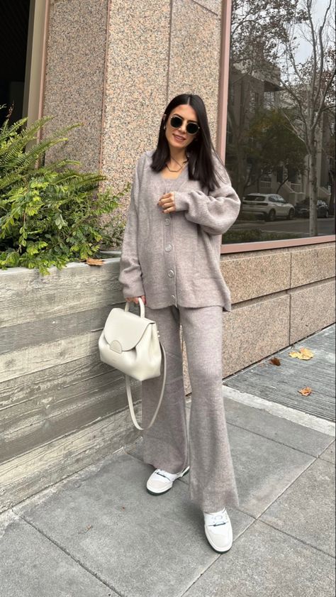 White Shirt And Jeans Outfit Pregnant, Chic Outfits Pregnant, Pregnant Fall Looks, Comfy Maternity Work Outfit, Work Friendly Maternity Outfits, Maternity Outfit Ideas Fall, Paris Maternity Outfits, Maternity Outfits Rainy Day, 35 Weeks Pregnant Outfit