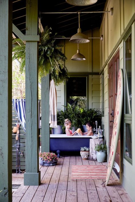 Inside a Florida Home with Outdoor Spirit – Garden & Gun Bath Garden, Outdoor Glider, Outdoor Bathtub, Adirondack Furniture, Outdoor Remodel, Outdoor Bath, Outdoor Living Rooms, Outdoor Bathrooms, Denim Jeggings