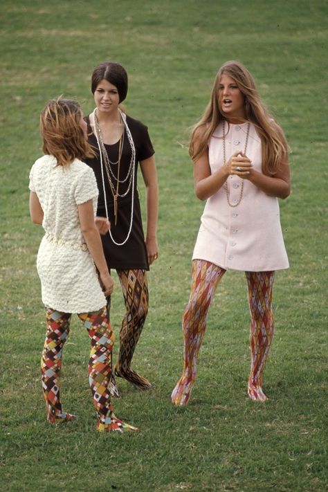 15 Groovy Photos Of High School Fashion In 1969 60s Fashion Trends, 70s Mode, High School Fashion, Feelin Groovy, Moda Hippie, Bad Fashion, Mod Squad, American Eagle Outfits, Mode Hippie