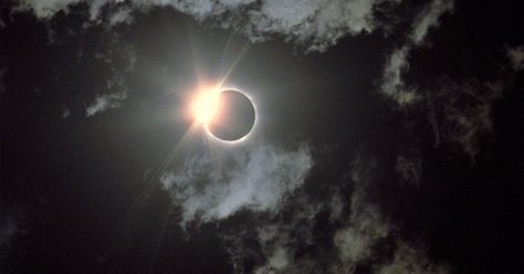 Whether you plan to take photos with you iPhone or DSLR, these are the rules to follow to get the perfect shot of the total solar eclipse. Solar Eclipse Photography, Eclipse Photography, Eclipse Photos, Solar Eclipse 2017, Eclipse Solar, Moon Eclipse, Total Solar Eclipse, Moon Photography, Total Eclipse