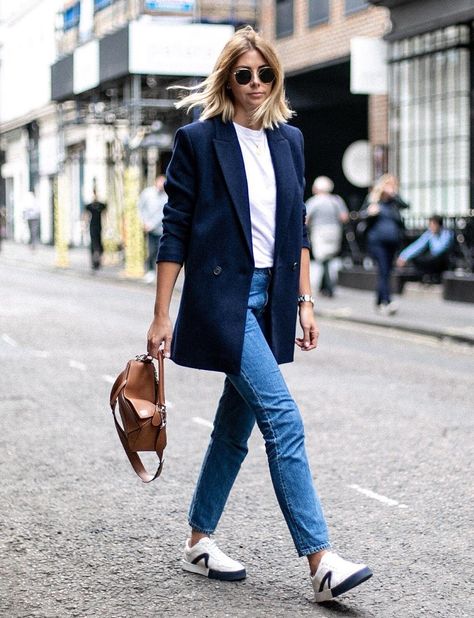 Navy blue blazer and jeans Blue Blazer And Jeans, Navy Blue Blazer Outfit, Blue Coat Outfit, Navy Blazer Outfits, Blue Blazer Outfit, Blazer And Jeans, Dark Blue Blazer, Blazer Bleu, Looks Jeans