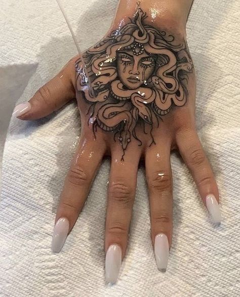 Tattoo Ak47, Girly Hand Tattoos, Medusa Tattoo Design, Hand Tattoos For Girls, Pretty Hand Tattoos, Tasteful Tattoos, Tattoos For Black Skin, Medusa Tattoo, Hand Tattoos For Women