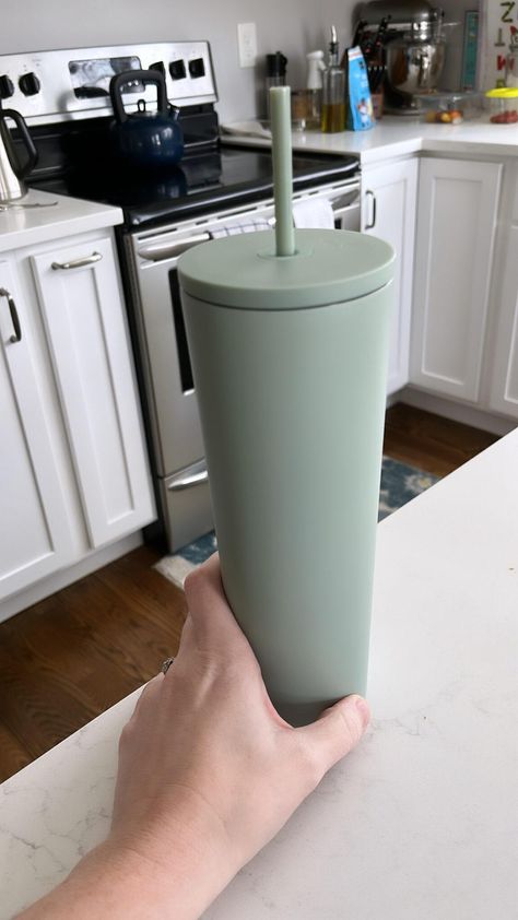 Simple Modern Tumbler, Long Car Rides, Stanley Quencher, Cute Kitchen, Modern Fan, Kids Water Bottle, Fun Cup, Room Inspiration Bedroom, Reusable Straw