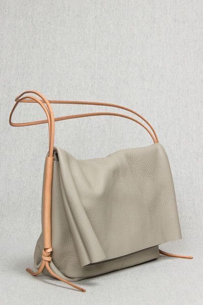 Minimal Leather Bag, Bag Strap Ideas, Soft Bags, Sacs Tote Bags, Leather Bag Design, Sac Diy, Fall Handbags, Soft Leather Bag, Folding Bag