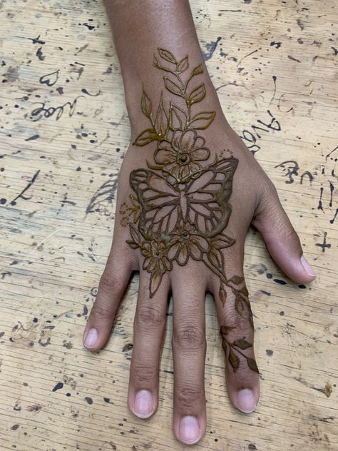 Henna Designs Butterfly And Flowers, Henna Flower Designs Hand, Hibiscus Henna, Henna Butterfly, Angelina Core, Small Henna Tattoos, Henna Flower Designs, Cute Henna Designs, Cute Henna Tattoos