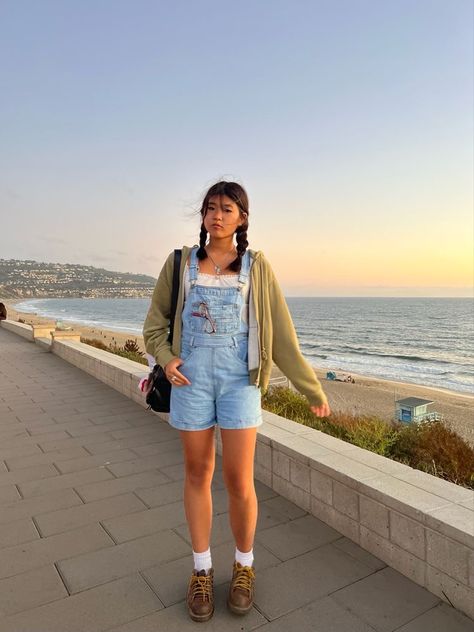 Shortfalls Outfits, 90s Overall Shorts Outfit, How To Style Overall Shorts Summer Outfits, Summer Fits Overalls, Fall Overall Shorts Outfits, How To Style Short Overalls Summer, Short Overalls Outfit Summer Aesthetic, Shortalls Outfit Spring, How To Style Shortalls