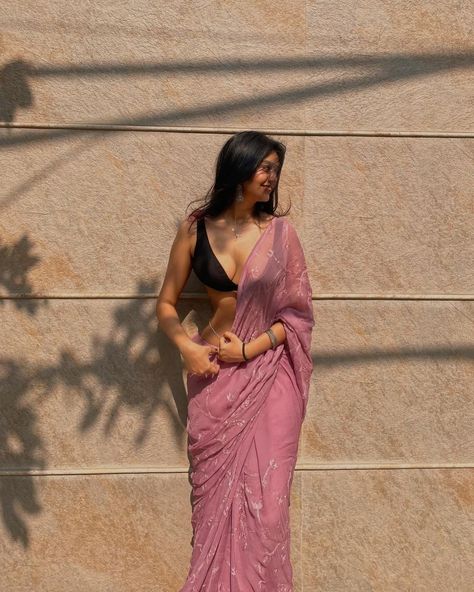 Fancy Sarees Party Wear, Beautiful Dresses Short, Stylish Sarees, Curvy Women Jeans, Beautiful Women Over 40, Saree Look, Indian Actress Hot Pics, Indian Fashion Dresses, Fancy Sarees