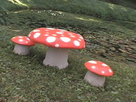 Toadstool Table, Mushroom Stool, Chairs Diy, Mushroom Table, Garden Table And Chairs, Diy House, Diy Chair, Garden Stool, Garden Table