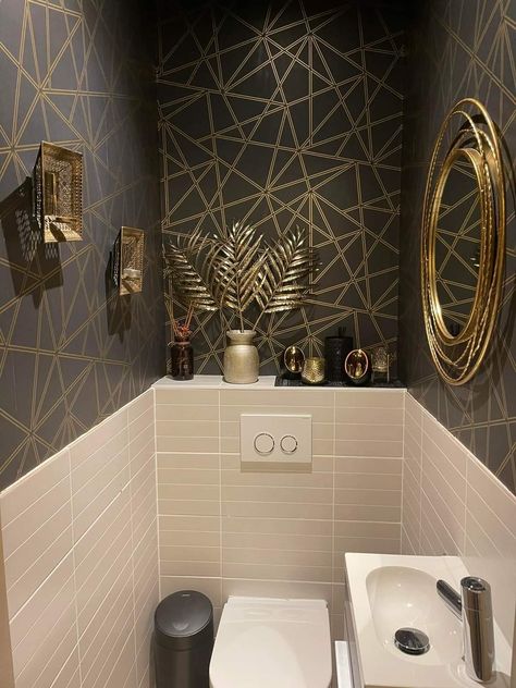 Moody Powder Room Ideas, Dark Moody Powder Room, Bathroom Design On A Budget, Powder Room Wallpaper Ideas, Wc Chic, Moody Powder Room, Bathroom Inspo Interior Design, Small Toilet Design, Small Downstairs Toilet