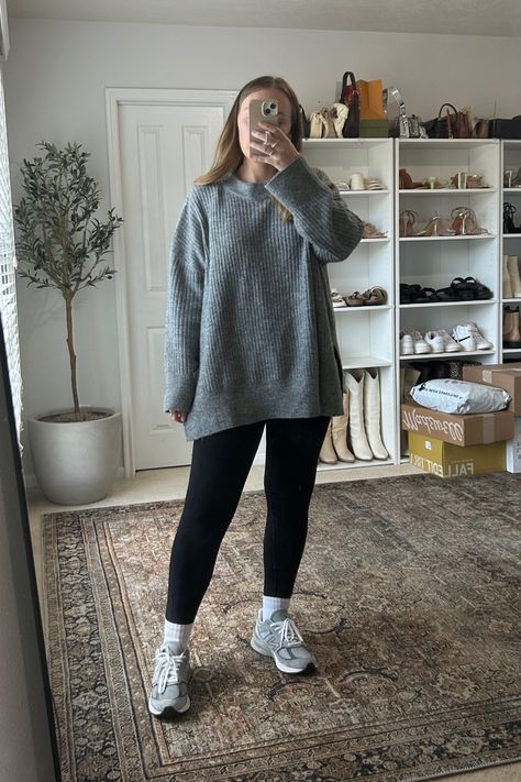 Crewneck With Turtleneck Underneath, Turtleneck Layered Outfit, Mock Turtleneck Outfit, Mock Neck Outfit, Sweater With Necklace, Ootd Sweater, Turtleneck Layering, Outfit Curvy, Turtleneck Outfit