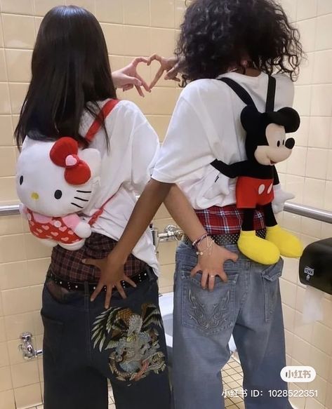 #matching #besties #trendy #trendystreetstyle #mickey #hellokitty Duo Instagram Pictures, Y2k Pictures, Bff Matching Outfits, Picture Profile, Matching Friend, Bff Matching, Bestie Outfits, Matching Outfits Best Friend, Best Friend Outfits