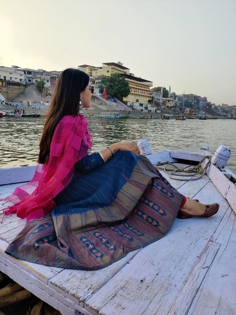 Benaras Ghat Photography, Varanasi Boat Photography, Banaras Ghat Pics, Yamuna Ghat Photography, Banaras Photos Ideas, Banaras Travel Outfit Ideas, Banaras Ghat Aesthetic, Vrindavan Dress Look, Haridwar Photography Poses