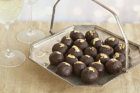 Experience pure luxury with our Champagne Truffles recipe—melding rich chocolate and champagne for a heavenly treat and elevated gifts. Champagne Truffles, Caramel Truffle, Bigger Bolder Baking, Edible Gold Leaf, Truffles Recipe, Luxury Chocolate, Chocolate Shells, St Valentine, Truffle Recipe