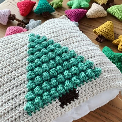 Christmas Tree Crochet Pillow, Crochet Christmas Pillow, Christmas Tree Skirt Crochet Pattern, Crochet Pillow Patterns Free, Crochet Cushion Pattern, Bobble Stitch Crochet, Pillow Patterns, Crochet Tree, Stitch Pillow