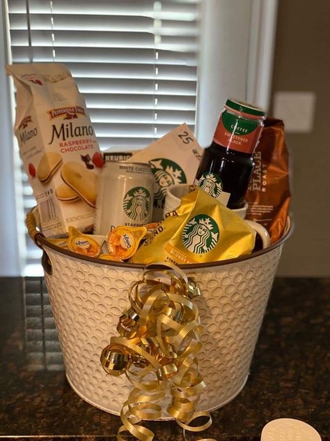 Nurse Raffle Basket Ideas, Cheap Basket Raffle Ideas, Christmas Giftcards Idea, Starbucks Basket Ideas, Coffee Raffle Basket Ideas, Starbucks Gift Basket Ideas, Coffee Basket Gift Ideas, Friendsmas Gifts, Coffee Themed Gift Basket