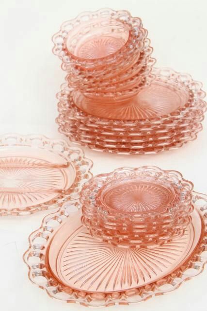 Vintage Glassware Antiques, Pink Dishes, Vintage Dishware, Pink Glassware, Pink Bedroom Decor, Dessert Aux Fruits, Antique Dishes, Antique Glassware, Fenton Glass