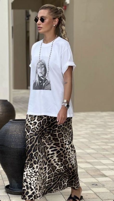 Crewneck Outfit, Stile Boho Chic, Leopard Print Skirt, Looks Street Style, Outfit Trends, Mode Inspo, Work Outfits Women, Print Skirt, Looks Style