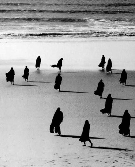 Shirin Neshat, Analogue Photography, Andre Kertesz, Robert Doisneau, Henri Cartier Bresson, Black And White Photograph, French Photographers, Magnum Photos, Great Photographers