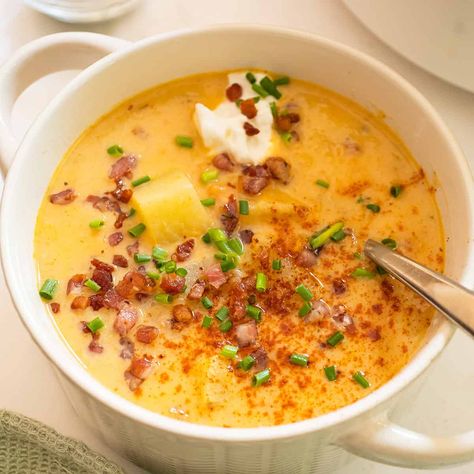 Creamy Potato and Onion Soup Italian Soup Recipes, Curry Chicken And Rice, Garlic Parmesan Potatoes, Winter Foods, Hearty Soup Recipes, Bbq Chicken Salad, Creamy Potato Soup, Italian Soup, Loaded Potato