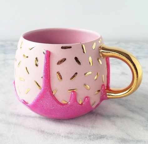 Caneca estilo donut/Cup Cake #caneca #xicara #doce #rosa #dourado #cup #candy #pink #donut #cupcake Donut Cup, Pretty Mugs, Keramik Design, Cute Mug, Cute Coffee Mugs, Cute Kitchen, Cool Mugs, Cute Cups, Cute Mugs