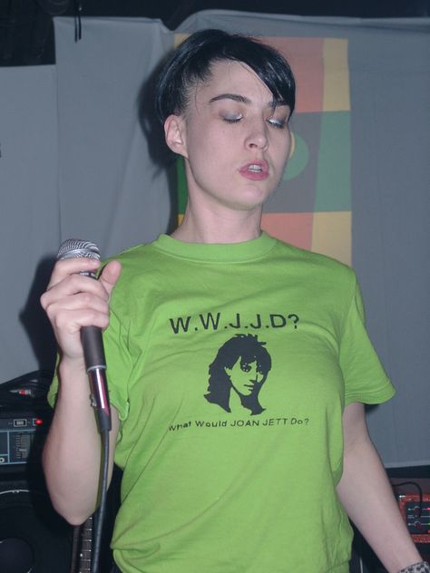 https://flic.kr/p/oKZtP | Le Tigre, CBGB's Lounge, Apr. 29, 2000 | Kathleen Hanna with Le Tigre - Le Tigre, CBGB's Lounge, Apr. 29, 2000 Feminist Punk, Kathleen Hanna, Riot Grrrl, Female Musicians, Joan Jett, Epic Fails Funny, Women In Music, Epic Fails, Grunge Hair