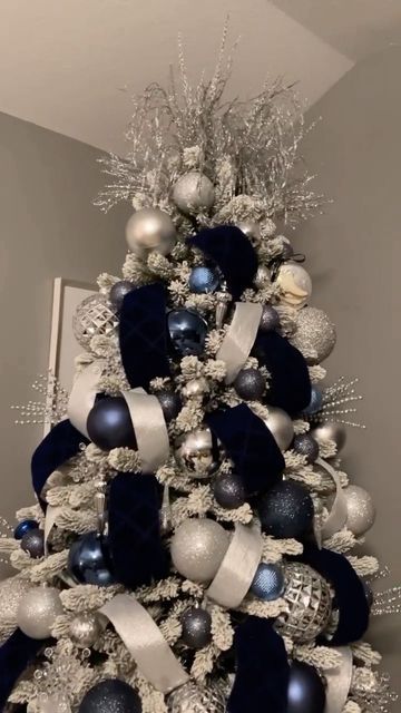 Denim Christmas Tree, Blue Christmas Trees, Blue Christmas Tree Decorations, Blue Christmas Decor, Silver Christmas Decorations, Plaid Christmas Decor, Christmas Tree Decorating Themes, Blue Christmas Tree, Elegant Christmas Trees