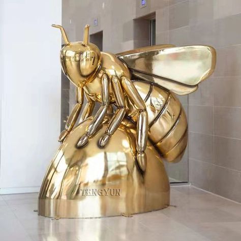 Bee Sculpture, Metal Bee, Be Attractive, Bees And Wasps, Steel Sculpture, Wasp, Animal Theme, Art Classes, Big Size