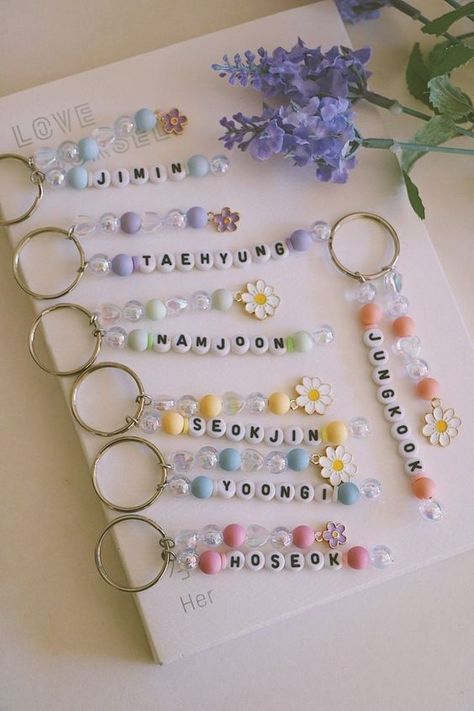 Bts Craft, Beaded Things, Chantel Jeffries, Pola Amigurumi, Diy Jewelry Unique, Bracelet Craft Diy, Beaded Keychain, Bead Charms Diy, Diy Bracelets Patterns