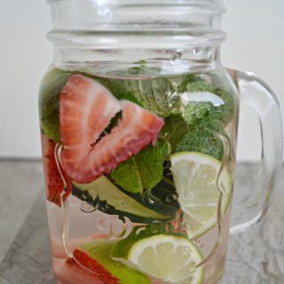 Agua con pepino, fresas, limón y menta (agua infusionada) Cucumber Detox Water, Amazing Food Decoration, Hydrating Drinks, Infused Water Recipes, Fruit Infused Water, Agua Fresca, Fruit Water, Fruit Infused, Water Recipes