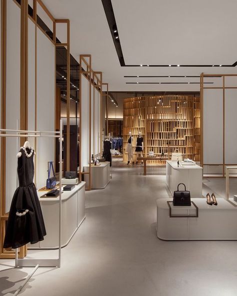 From India Mahdavi’s bubblegum pink boutique for REDValentino to Giles & Boissier’s moody Moncler makeover, feel good about getting back to retail therapy (and boosting the economy to boot) with this dreamy luxury retail design inspiration #luxuryretail #luxuryretaildesign #retaildesign #luxuryboutique #boutiquedesign #luxurystore Editorial Vogue, Yabu Pushelberg, Interior Design Minimalist, Design Café, Retail Interior Design, Interior Vintage, Regal Design, Shop House Plans, Shop Window Design