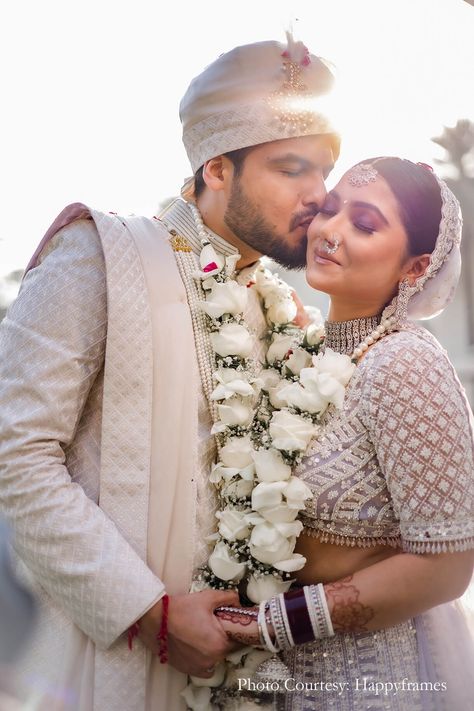 varmala, white roses varmala, indian wedding varmala design, floral coordinated couple, wedding photography, wedding pictures, indian traditional wedding, bridal lehenga, bridal fashion, couple photoshoot, varmala inspiration, wedding inspiration White Varmala, Fashion Couple Photoshoot, Wedding Pictures Indian, Indian Wedding Varmala, Rose Varmala, Varmala Designs, Wedding Varmala, Couple Wedding Photography, Indian Traditional Wedding