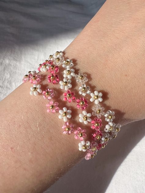 Beaded Flower Bracelet, Preppy Jewelry, Friendship Bracelets Designs, Japanese Beads, Diy Bracelets Patterns, Floral Bracelet, Beads Bracelet Design, Beaded Jewelry Designs, Jewelry Accessories Ideas