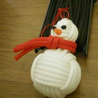 Knot Your Ordinary Snowman: 10 Steps (with Pictures) Paracord Christmas Ornaments, Paracord Animals, Paracord Christmas, Parachute Cord Crafts, Cord Crafts, Paracord Weaves, Paracord Projects Diy, Paracord Ideas, Cords Crafts