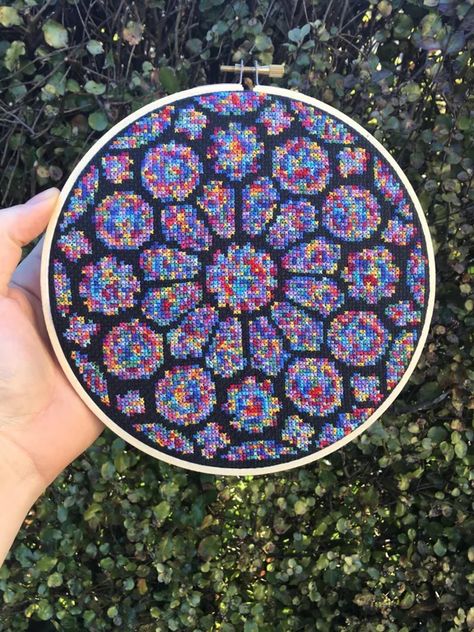 Amazing Cross Stitch Patterns, Stained Glass Window Cross Stitch, Crystal Cross Stitch, Stained Glass Cross Stitch Patterns, Cross Stitch Stained Glass Patterns, Detailed Cross Stitch, Stained Glass Embroidery, Stained Glass Crochet, Stained Glass Cross Stitch