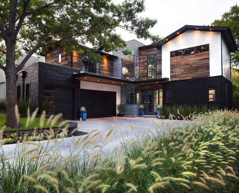 Urban Contemporary Home-Rosewood Custom Builders-16-1 Kindesign Industrial Home Exterior, Industrial Exterior Design, Industrial House Exterior, Industrial Exterior, Garage Paint, Contemporary House Exterior, Transitional Modern, Casa Exterior, Beautiful Houses