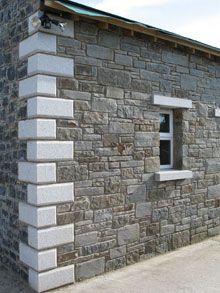 Quoins Brick Porch, Colonial Garden, Pillar Design, Brick Masonry, Small House Floor Plans, Stone Cladding, Casa Exterior, Construction Industry, House Front Design