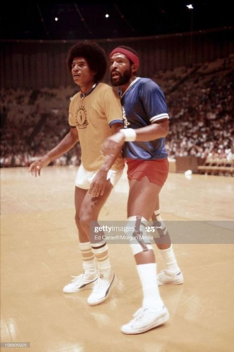 Jackie Jackson & Marvin Gaye playing in a celebrity basketball game at the Great Western Forum in Los Angeles, California, 1977. Jackie Jackson, Martha Reeves, Tammi Terrell, Nba Funny, Smiling People, Soul Singers, Radio City Music Hall, Jackson 5, Jackson Family