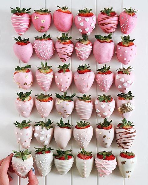 Mid semester break calls for making ombré chocolate strawberries with @fluffegram! Tårta Design, Tara Milk Tea, Chocolate Covered Strawberry Recipe, Eva Nyc, Mini Torte, Wedding Dessert, Pink Chocolate, Strawberry Dip, Pink Foods