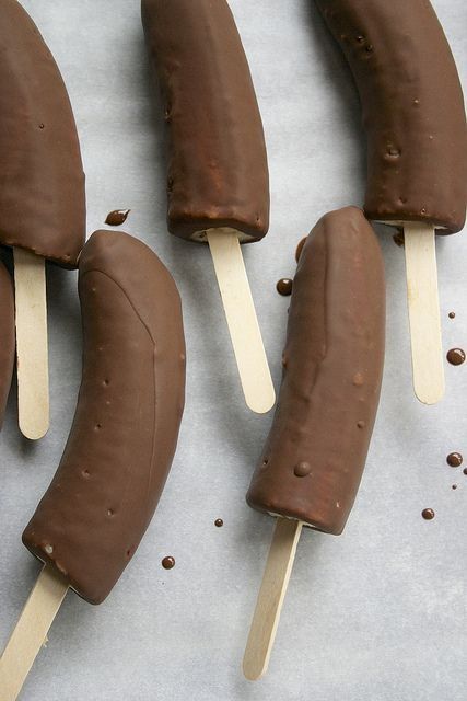 Chocolate Dipped Bananas, Banana Dip, Chocolate Covered Bananas, Lemon Bowl, On A Stick, Easy Chocolate, Chocolate Dipped, A Stick, Frozen Desserts