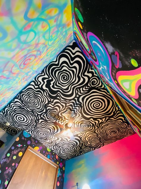 Cool Painted Walls Bedroom, Trippy Paintings On Wall, Trippy Ceiling Painting, Funky Bedroom Wall Art, Trippy Room Painting Ideas, Trippy Wall Art Ideas Easy, Trippy Painted Walls, Trippy Furniture Painting, Cool Painted Doors