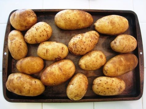 How to freeze potatoes. Crockpot Baked Potatoes, Freeze Potatoes, Freezing Potatoes, Crockpot Potatoes, Freezing Vegetables, Frugal Recipes, Make Ahead Freezer Meals, Frozen Potatoes, Canned Food Storage