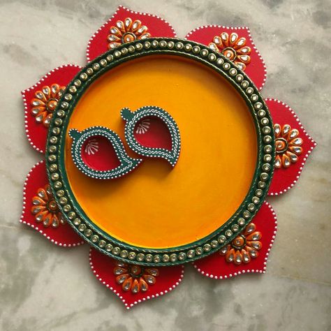 Kundan Plate Decoration, Wooden Pooja Thali Decoration Ideas, Unique Arti Thali Decoration, Rakhi Plate, Designer Rangoli, Arti Thali Decoration, Lippon Art, Aarti Thali, Peacock Artwork