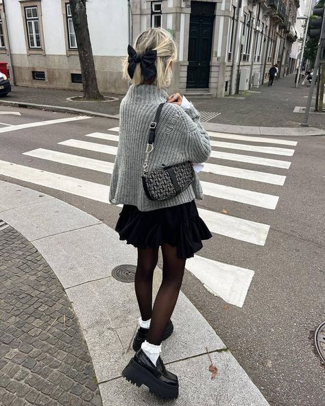 Sweater Skirt Outfit, Black Mini Skirt Outfit, Grey Sweater Outfit, Black Skirt Outfits, Knitwear Trends, Grey Mini Skirt, Chic Winter Outfits, Winter Skirt Outfit, Stylish Winter Outfits