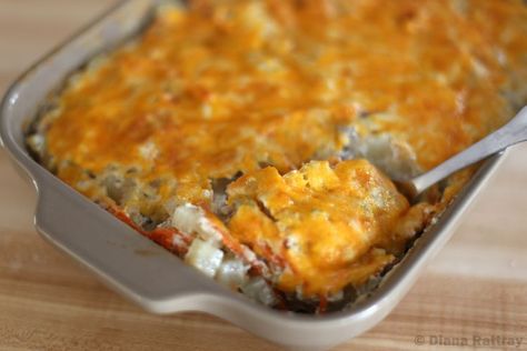 Easy Ground Beef Casserole with Potatoes and Cheddar Cheese English Pea Casserole, Crock Pot Stuffed Peppers, Cheesey Pasta, Pea Casserole, Ground Beef Potato Casserole, Beef And Potato Casserole, Beef Potato Casserole, Casserole With Potatoes, Easy Ground Beef Casseroles