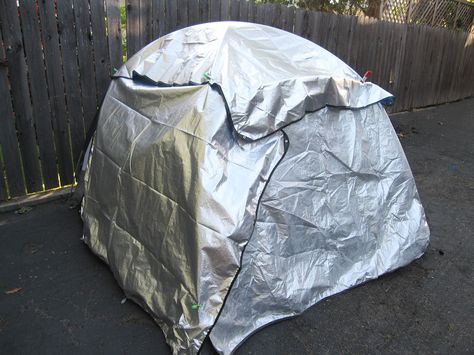 Adding thermal insulation to your tent for the freeze your ass off winter camping trip!! 1000 Lifehacks, Auto Camping, Cold Weather Camping, Survival Shelter, Camping Stuff, Survival Camping, Hammock Camping, Winter Camping, Camping Glamping