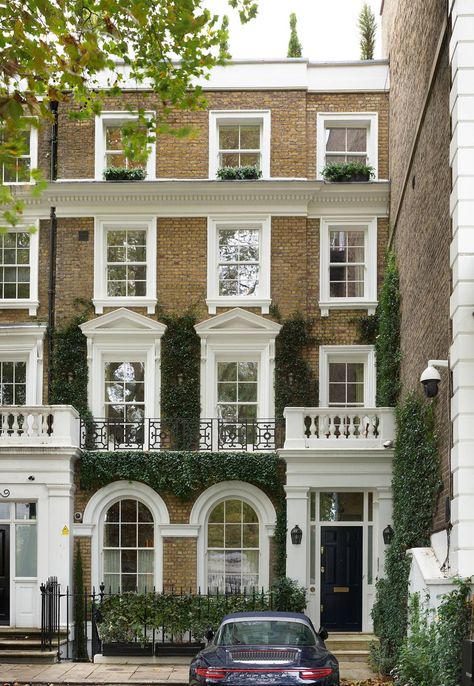 Georgian Town House Exterior, Town House Apartment, London Town House Aesthetic, Chelsea London Houses Interior Design, Terraced House Aesthetic, Classic London House, Town House Gardens, English Apartment Exterior, Chelsea Apartment London