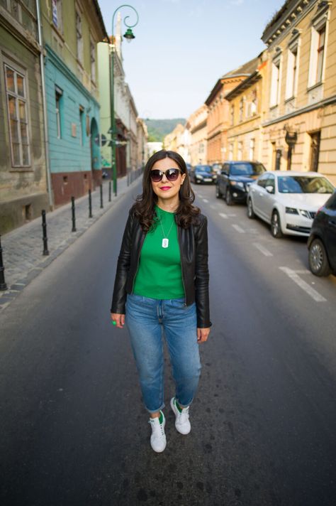 A rocking mood - Miss Green Green Tshirt Outfit, Rock Vibes, Miss Green, Denim Jeans Outfit, Teacher Wardrobe, Blue Mom Jeans, Zara Jacket, Green Sneakers, Green T Shirt