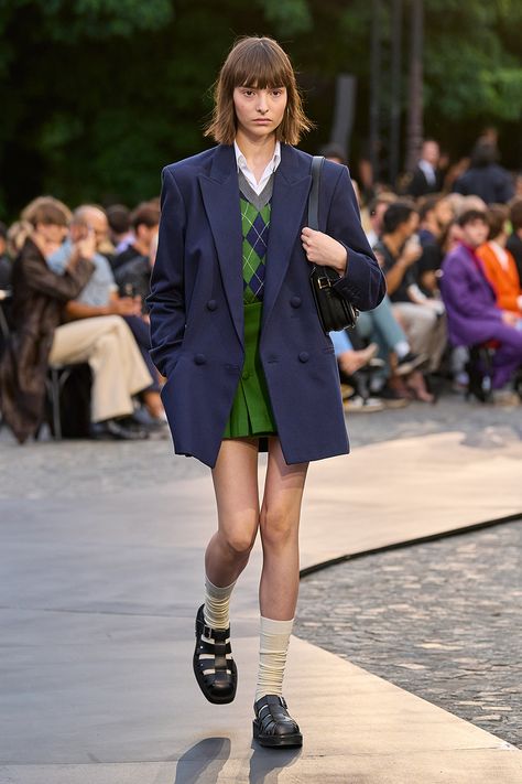 Preppy Runway, Paris Mode, Estilo Preppy, Preppy Look, Looks Street Style, 가을 패션, Spring 2023, Green Skirt, New Classic