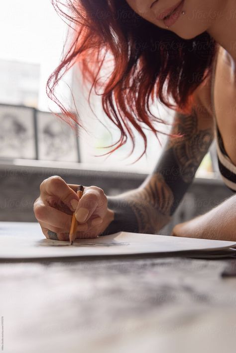 Women Tattoo Artists, Tattoo Studio Photography, Tattoo Artist Headshots, Tattoo Branding Photoshoot, Tattoo Artist Photoshoot, Tattoo Artist Photography, Redhead Tattoos, Tattoo Branding, Tattoo Photoshoot