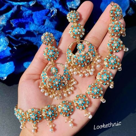 Turquoise Jewelry Indian, 22k Gold Jewelry Necklaces, Jadau Jewellery, Designs Blouse, Bridal Necklace Designs, Assalamualaikum Image, 22k Gold Jewelry, Beaded Earrings Diy, Pearl Necklace Set